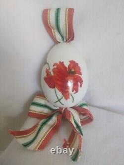 Ancien œuf de Pâques en porcelaine impériale russe avec des coquelicots rouges et un ruban