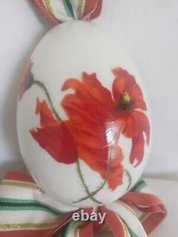 Ancien œuf de Pâques en porcelaine impériale russe avec des coquelicots rouges et un ruban