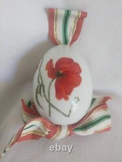 Ancien œuf de Pâques en porcelaine impériale russe avec des coquelicots rouges et un ruban