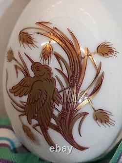 Ancien œuf de Pâques en porcelaine impériale russe de l'antique fabrique avec ruban gros-grain orné d'un oiseau