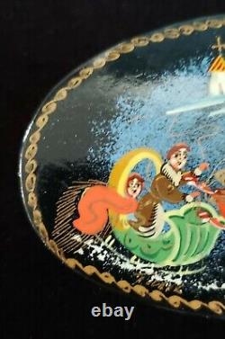 Boîte ovale en laque rouge russe royale peinte ancienne rare en troïka sled RU