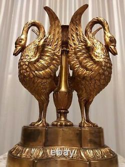 Bol de centre figuratif antique en verre impérial russe doré et en bronze représentant un cygne, datant de 1850.