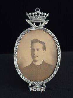 Cadre photo en argent royal russe antique avec couronne ducale, chiffre et armoiries de la royauté.