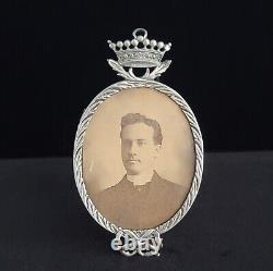 Cadre photo en argent royal russe antique avec couronne ducale, chiffre et armoiries de la royauté.