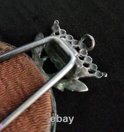 Cadre photo en argent royal russe antique avec couronne ducale, chiffre et armoiries de la royauté.