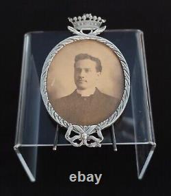 Cadre photo en argent royal russe antique avec couronne ducale, monogramme et blason de la royauté.