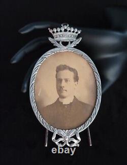 Cadre photo en argent royal russe antique avec couronne ducale, monogramme et blason de la royauté.