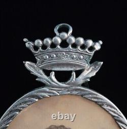 Cadre photo en argent russe royal ancien avec couronne ducale, chiffre et blason de la royauté.