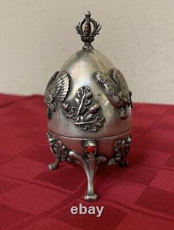 Coffret d'œuf de sculpture antique impériale russe en argent 88 pour Pâques avec des animaux chien et canard.