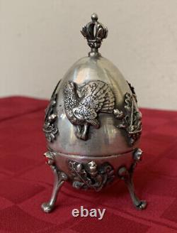 Coffret d'œuf de sculpture antique impériale russe en argent 88 pour Pâques avec des animaux chien et canard.