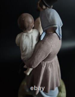 Figure antique de l'empire russe Gardner représentant un homme ivre et des femmes tenant un enfant