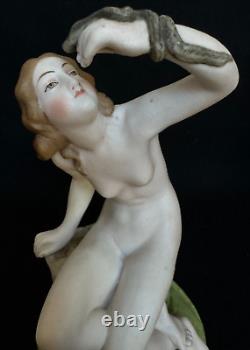 Figurine antique de la manufacture de porcelaine impériale de Gardner en Russie représentant Ève et le serpent