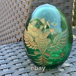 Oeuf de Pâques en verre taillé vert de l'Empire russe antique de Nicolas Ier orné d'un aigle doré