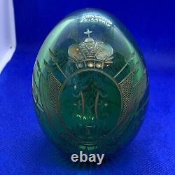 Oeuf de Pâques en verre taillé vert de l'Empire russe antique de Nicolas Ier orné d'un aigle doré