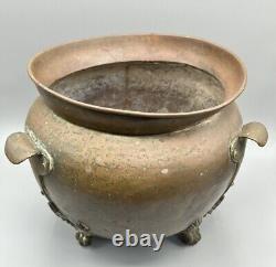 Pot en cuivre et laiton impérial russe martelé des années 1890-1900 endommagé