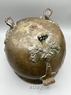 Pot en cuivre et laiton impérial russe martelé des années 1890-1900 endommagé