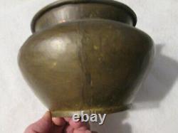 Pot en laiton martelé à queue d'aronde de l'Empire russe antique, datant d'avant 1917.