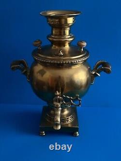 Samovar en laiton impérial russe antique héritage E. G Botashev avec 12 médailles 16 pouces de hauteur