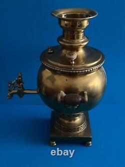 Samovar en laiton impérial russe antique héritage E. G Botashev avec 12 médailles 16 pouces de hauteur