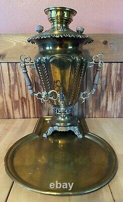 Samovar majestueux impérial russe antique en forme de cône hautement stylisé