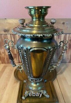 Samovar majestueux impérial russe antique en forme de cône hautement stylisé