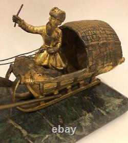 Sculpture en bronze doré de l'Empire russe représentant un cavalier de traîneau à cheval