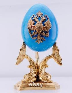 Support en bronze doré à l'ormolu de l'ancienne Russie impériale et œuf de Pâques en pierre dure bleue