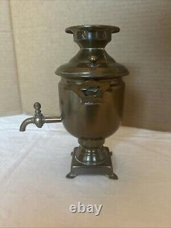 Très rare ancien samovar russe en laiton impérial Alexandre petit 11 avec tasse de thé.