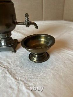 Très rare ancien samovar russe en laiton impérial Alexandre petit 11 avec tasse de thé.